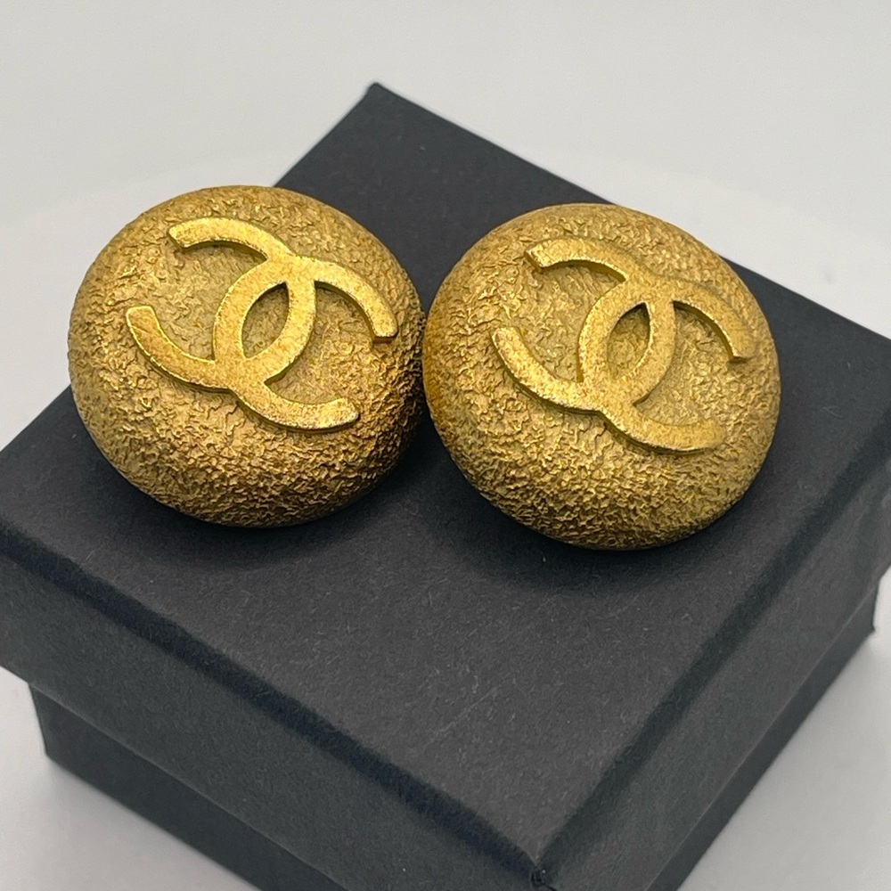 CHANEL 1994 logo-engraved button clip-on earrings with box - Picture 2 of 6